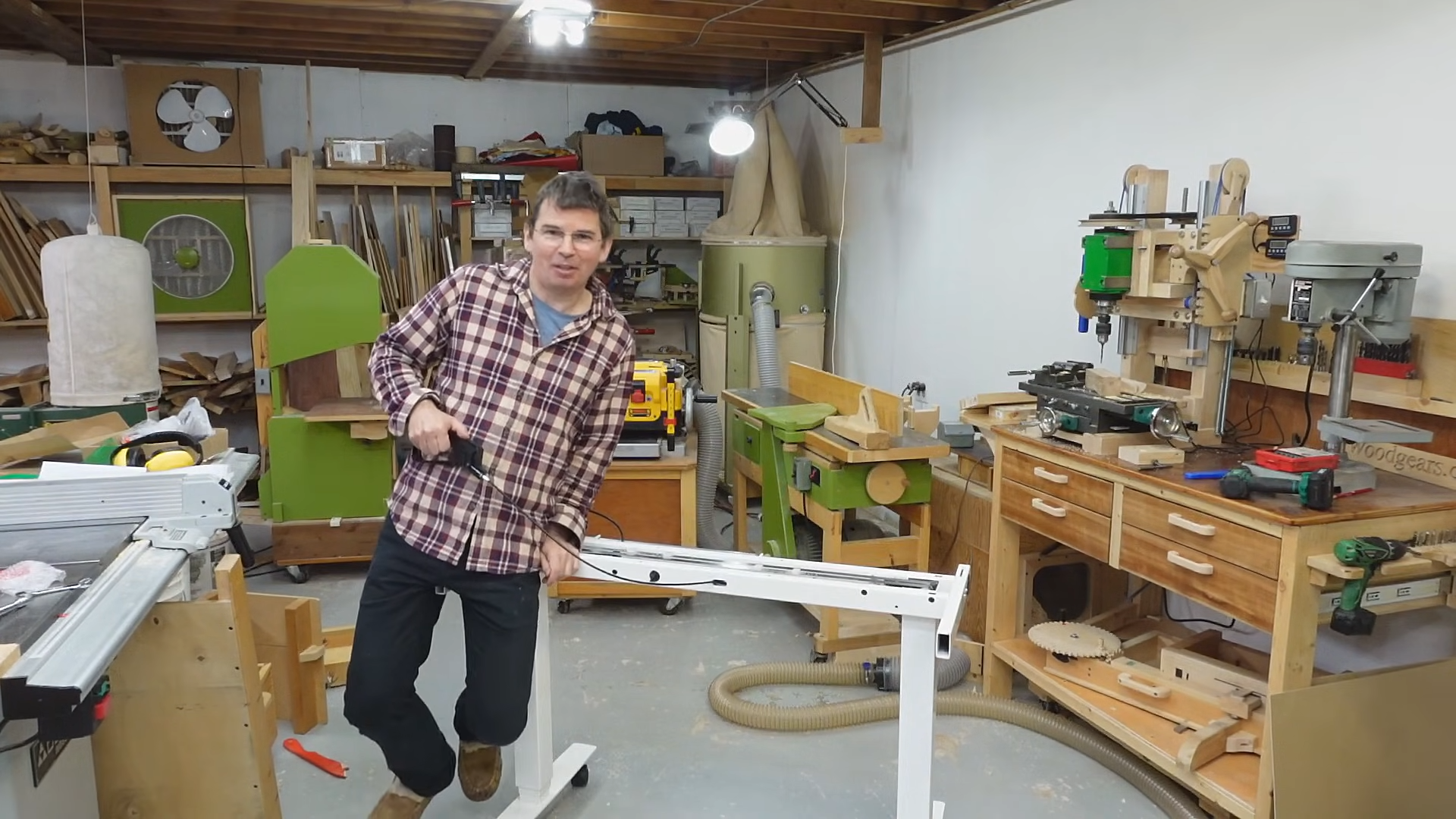 Standing Desk Uses Pneumatics To Do The Job