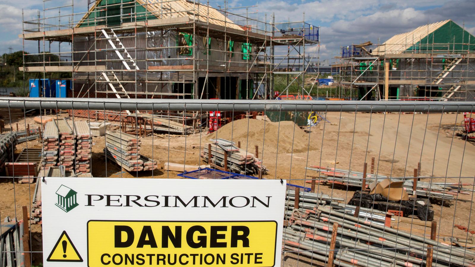 Persimmon Shares Slip Despite Beating H1 Profit Forecasts, Eyes 12,000 Homes in 2026