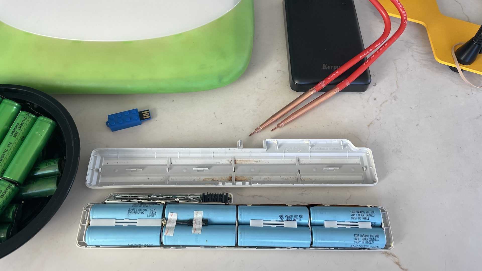 Rebuilt Batteries For The Cutest Clamshell At The Cafe