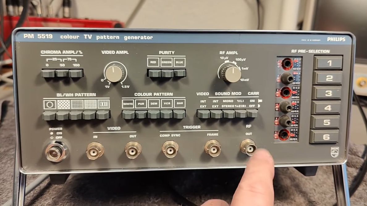 Checking Out A TV Pattern Generator From 1981