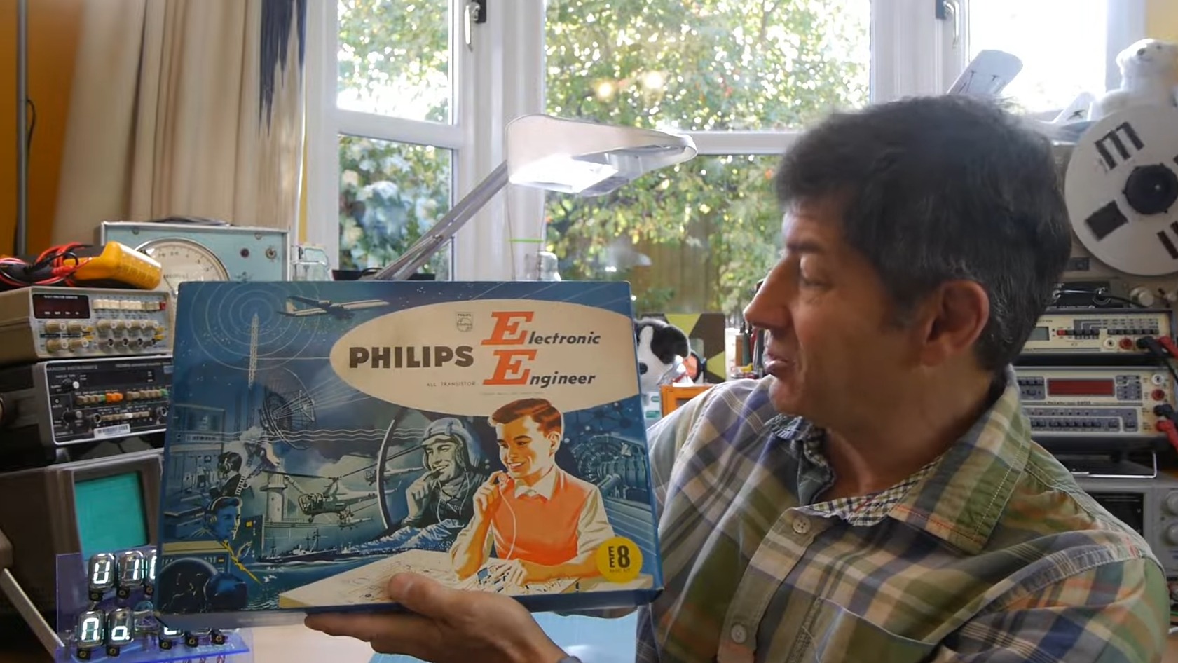 Making A 2-Transistor AM Radio With A Philips Electronic Engineer EE8 Kit From 1966