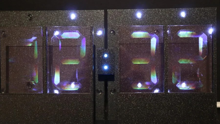 A Holographic Seven-Segment Clock | Hackaday