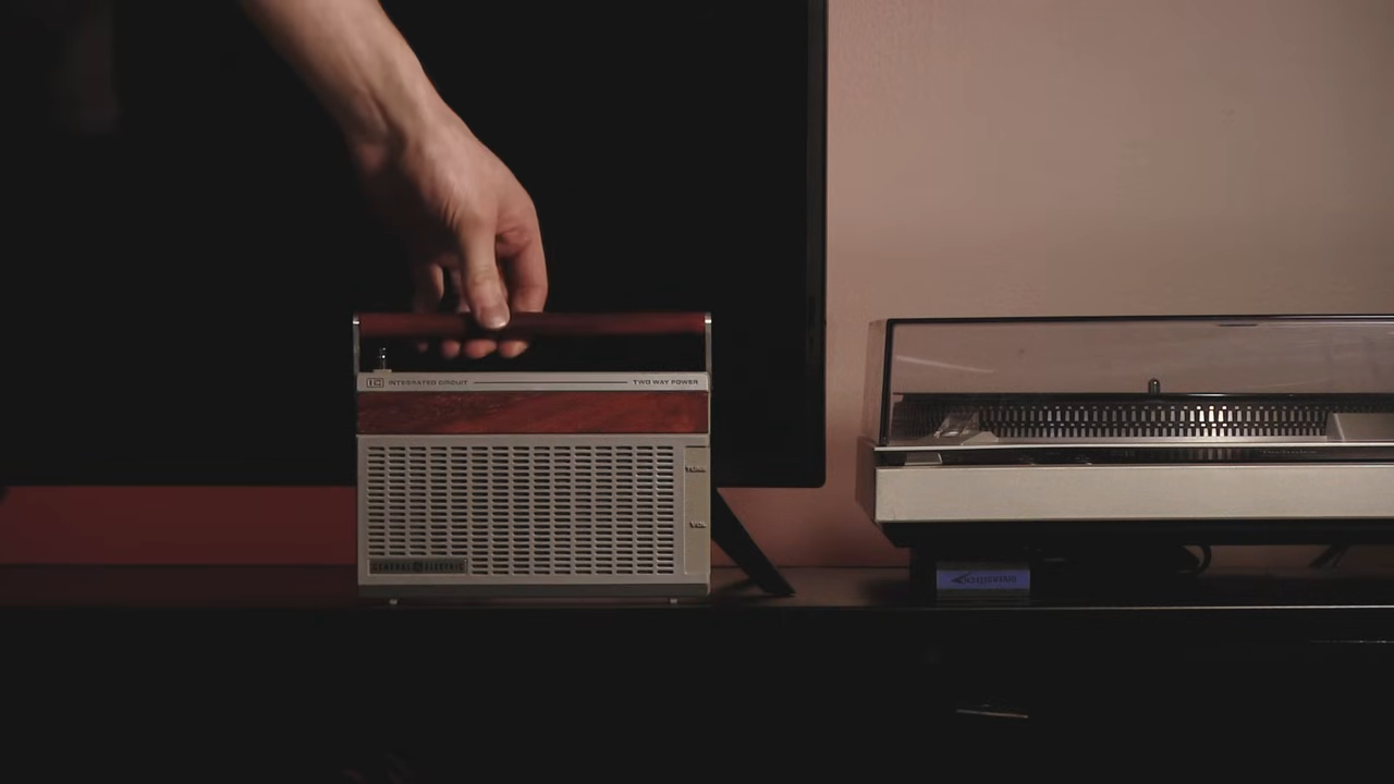 Old FM Radio Upcycled Into Classy Bluetooth Speaker